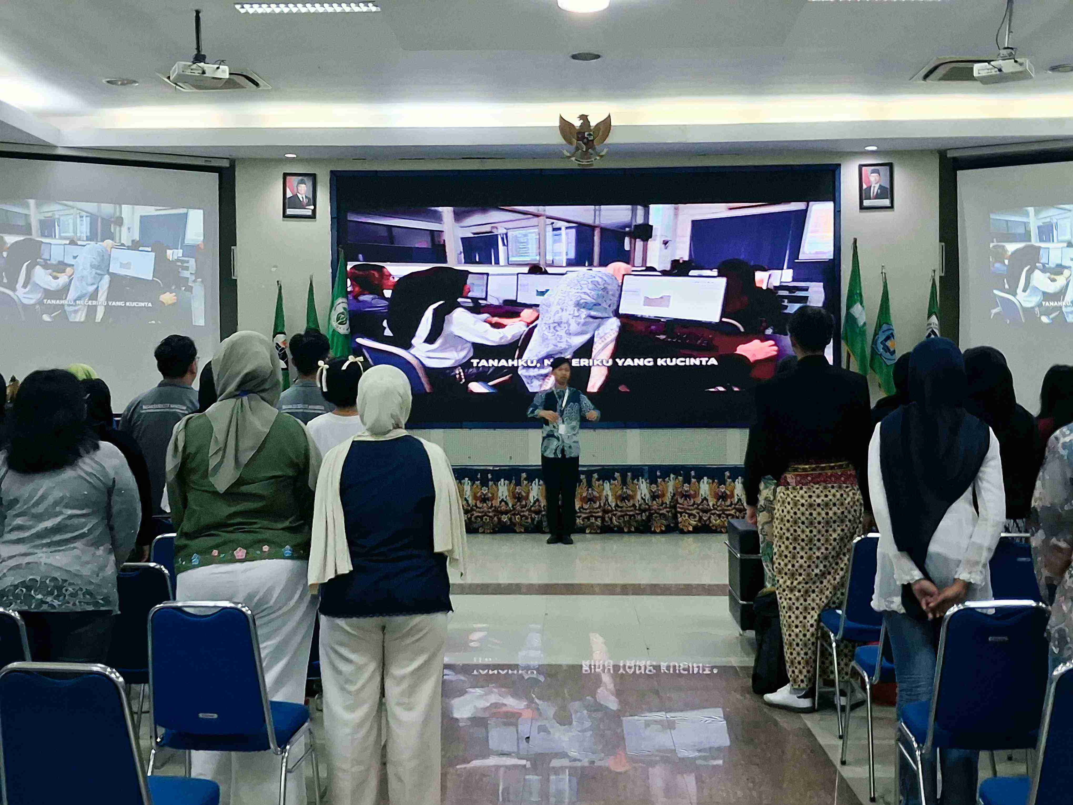 Menyanyikan Lagu Indonesia Raya dan Hymne Udinus Day 1